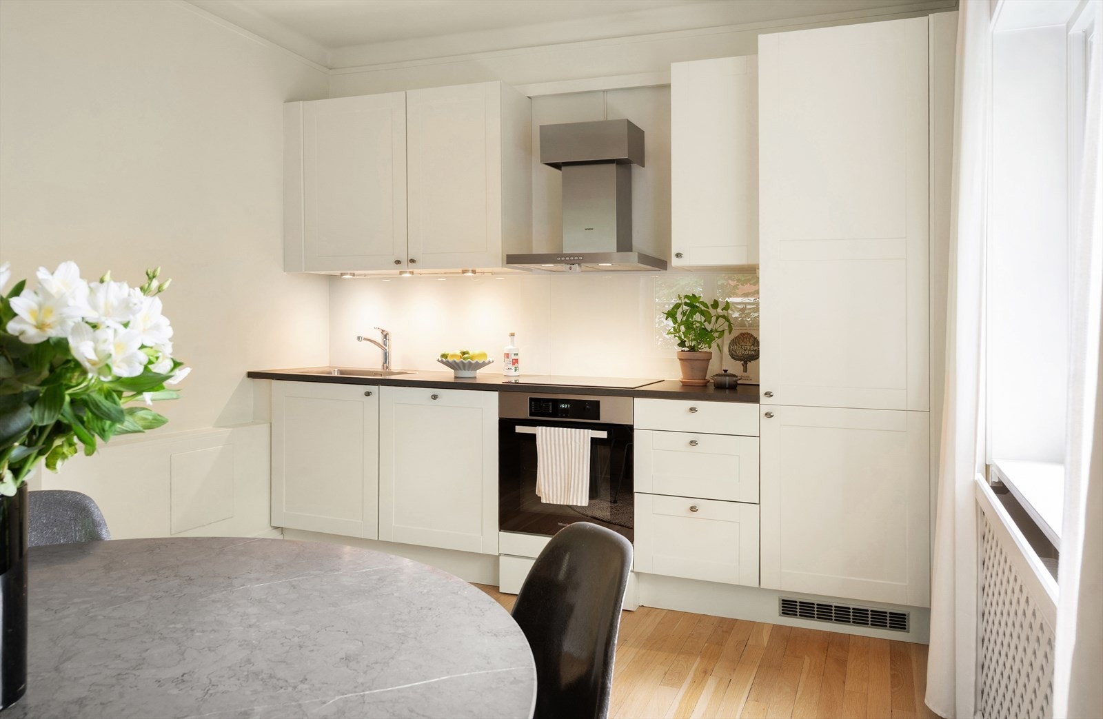 Kjøkkenet er innredet og designet med tanke på funksjonalitet og har godt med benk- og skapplass. Galleribilde