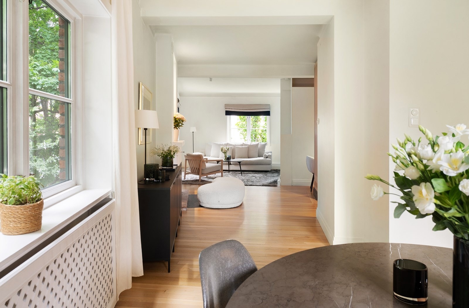 Med store og gjennomgående vindusflater slippes det inn rikelig med naturlig sollys, som skaper en hyggelig atmosfære i leiligheten. Galleribilde