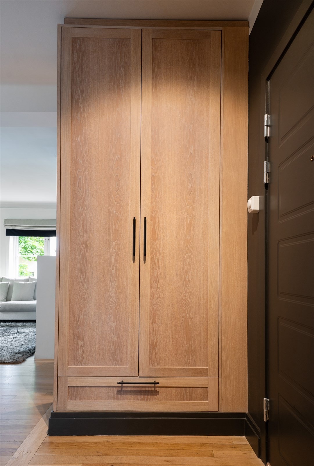 Møbelsnekret garderobeskap i entré Galleribilde