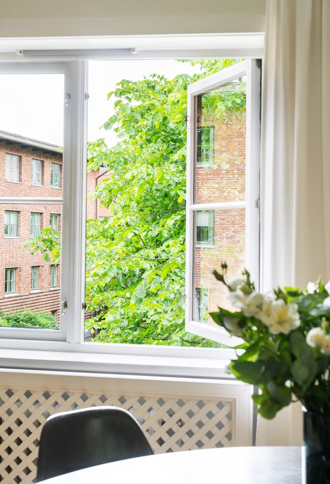 Fra kjøkkenet er det grønt utsyn utover den private felleshagen Galleribilde