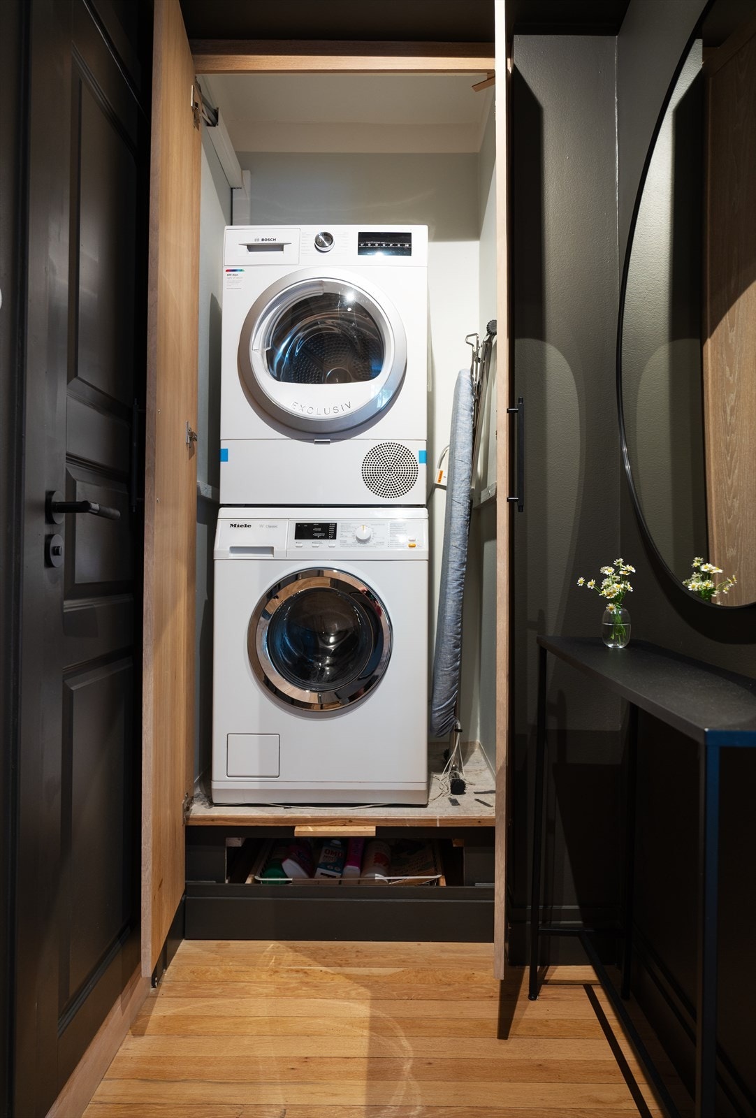 I skapet er det etablert vaskesøyle med plass til vaskemaskin, tørketrommel og renholdsprodukter Galleribilde
