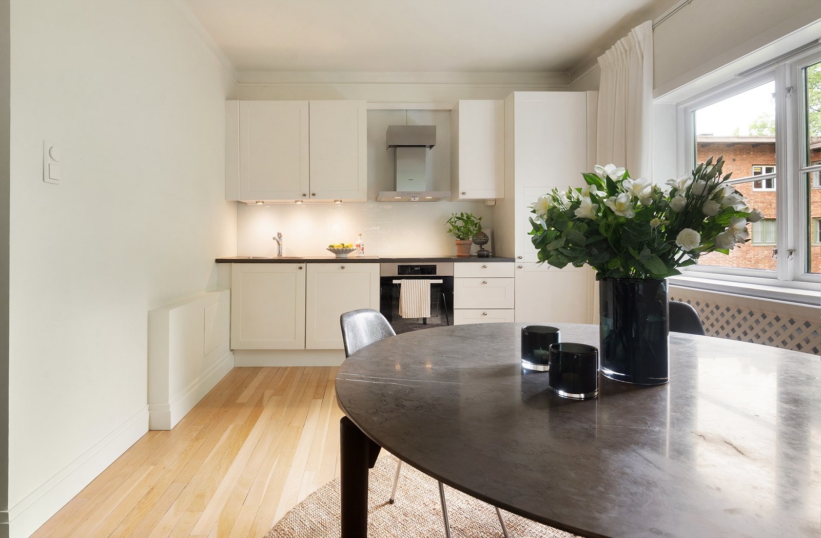 Delikat HTH-kjøkken fra 2012, med lyse profilerte fronter. Galleribilde