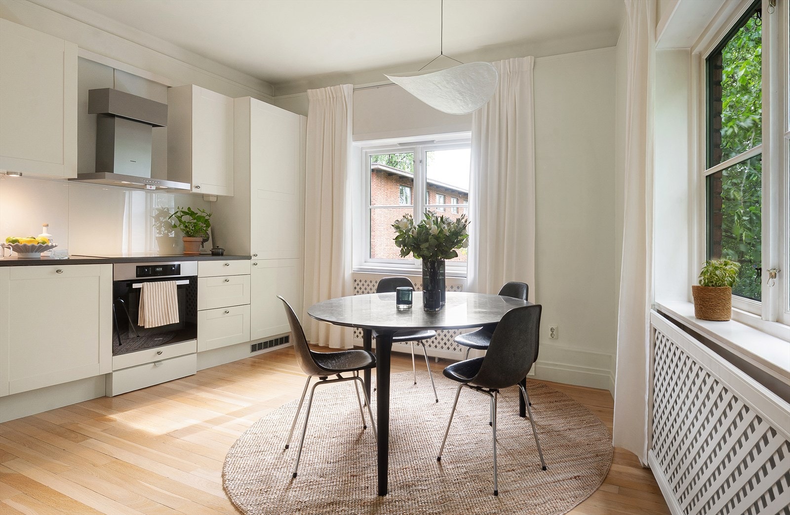 Kjøkkenet er innredet med integrerte hvitevarer fra Siemens som induksjonstopp, oppvaskmaskin og kombiskap Galleribilde