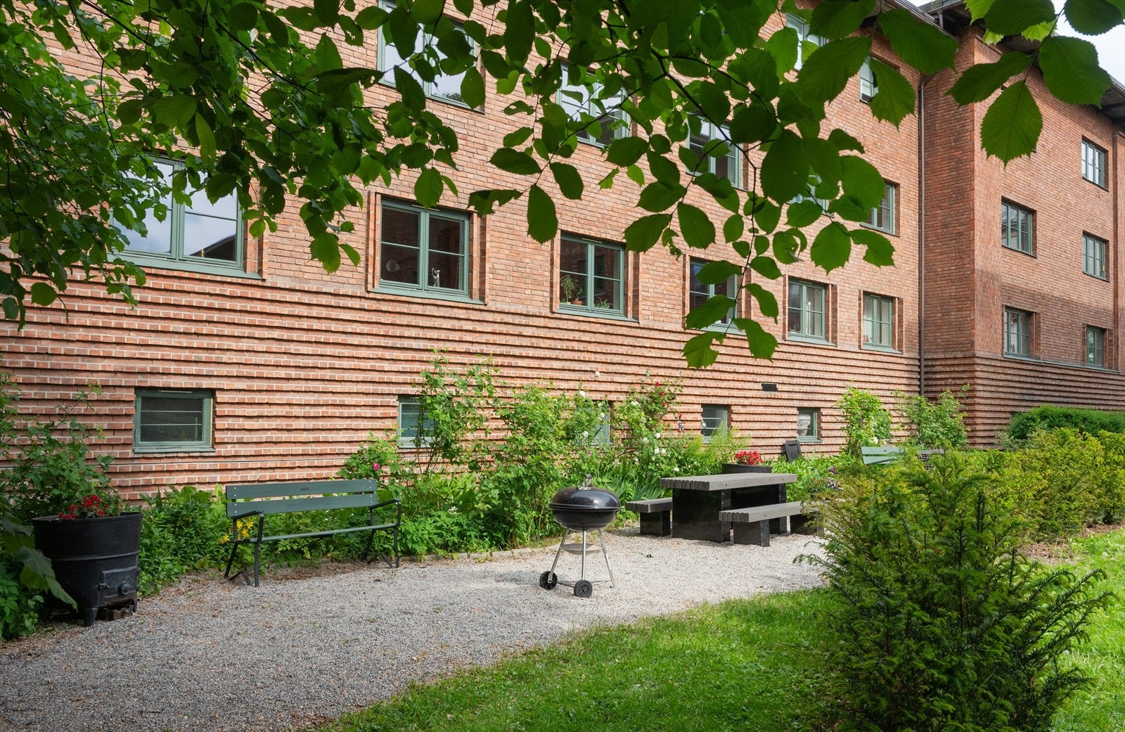 Aksjelaget har hyggelige opparbeidende fellesområder, med sitteplasser og grill. Galleribilde