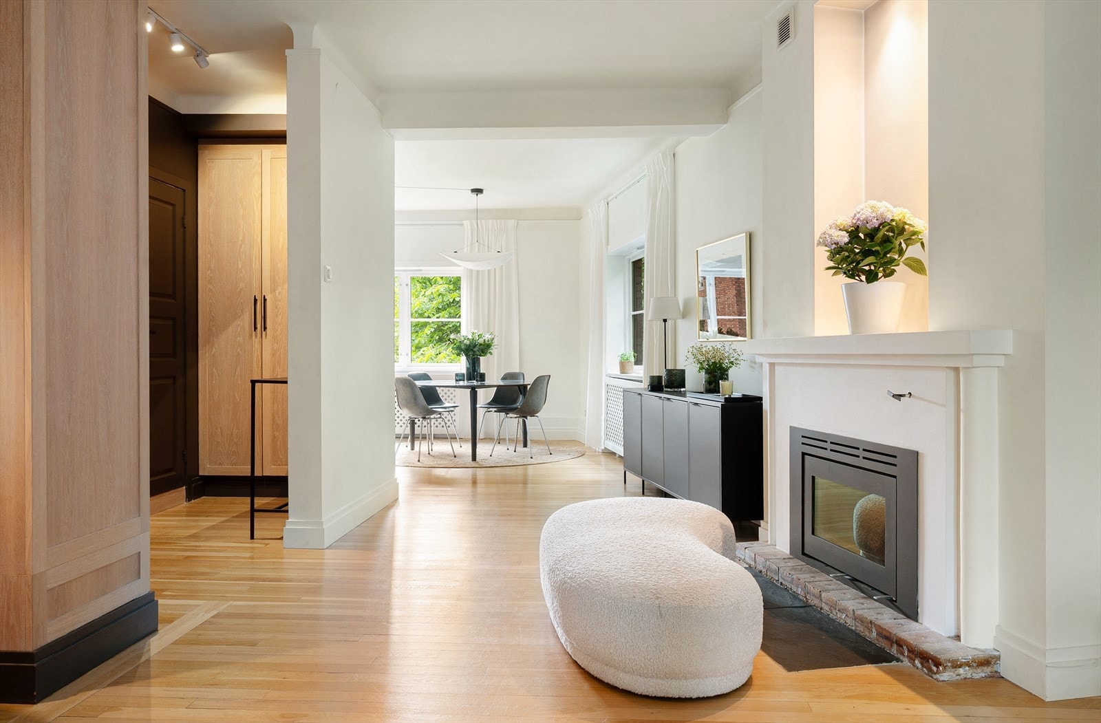 Tidsriktige farge- og materialvalg er gjennomgående som gir leilighetene et stilrent uttrykk. Galleribilde