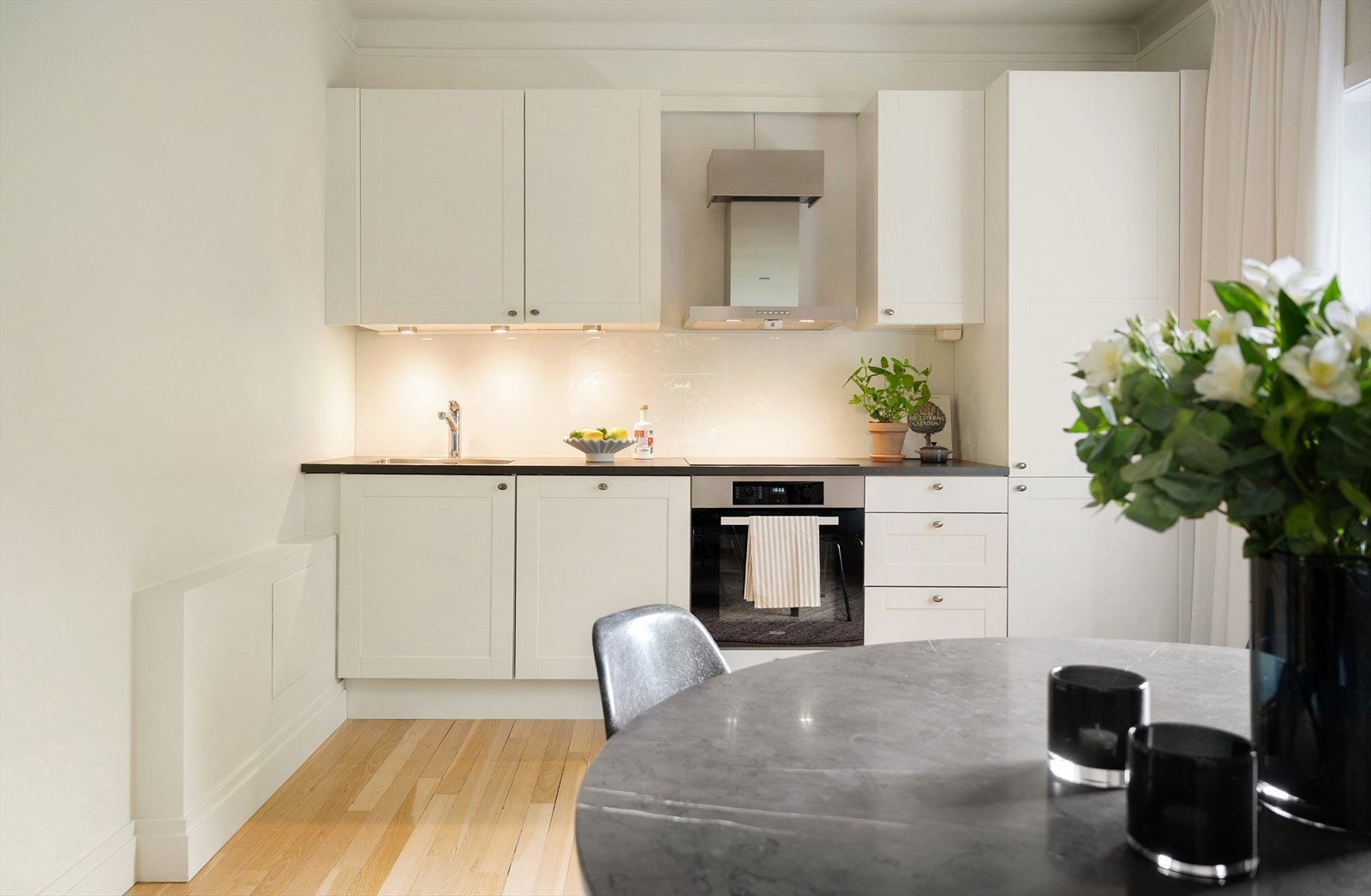 Kjøkkenet innredet med integrert komfyr fra Miele kjøpt i 2022 og avtrekksvifte med kullfilter. Galleribilde