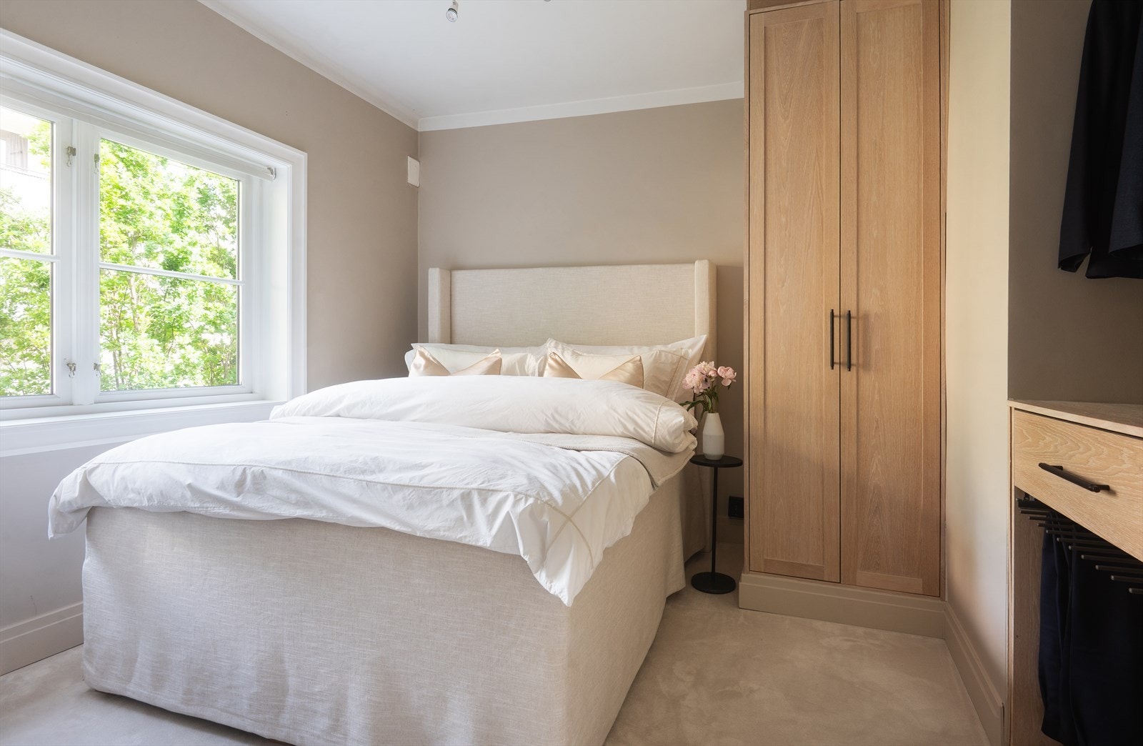 Leiligheten har et pent og luftig soverom av god størrelse. Gulvet har et vegg til vegg teppe, som gir et lunt uttrykk. Galleribilde