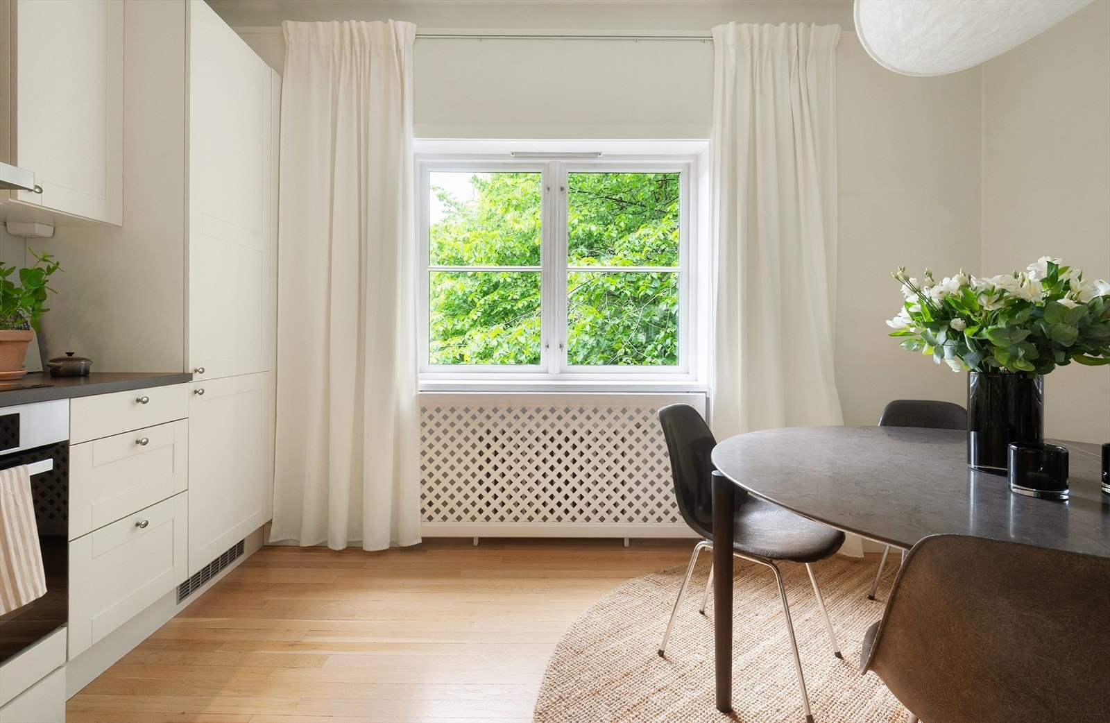 Oppvarming i leiligheten skjer via sentralfyring med radiatorer, tilkoblet fjernvarmeanlegg siden 2010. Galleribilde