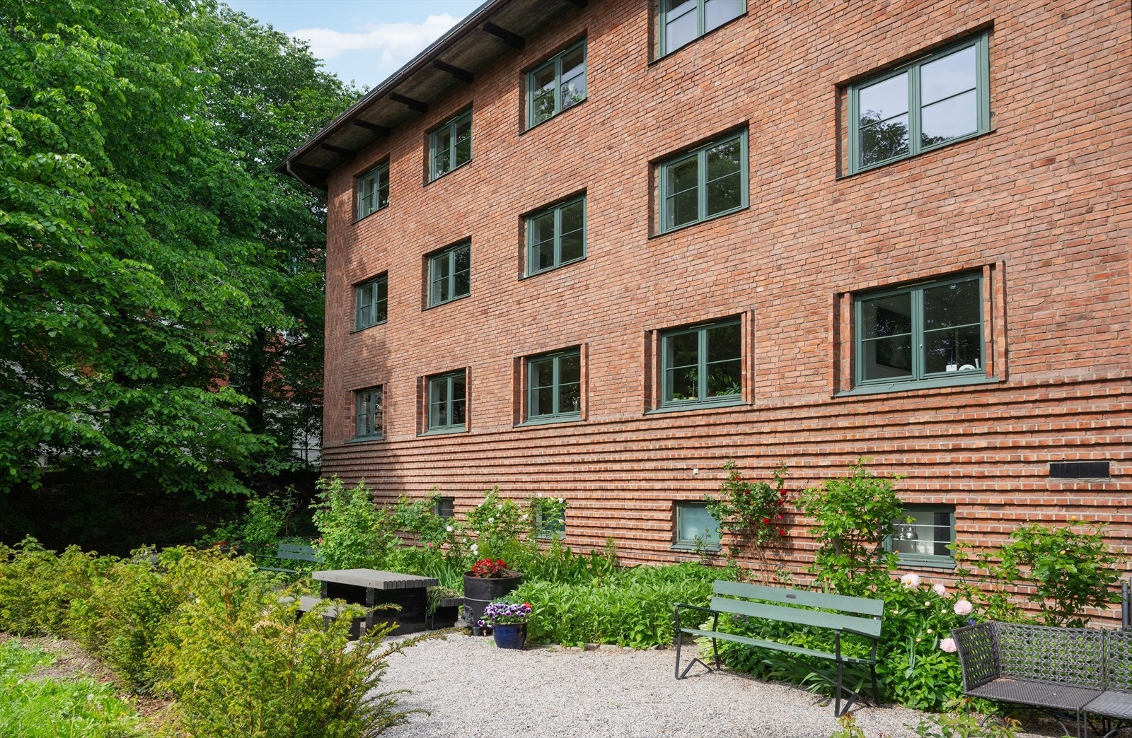 Opparbeidet felleshage med flere sittegrupper Galleribilde