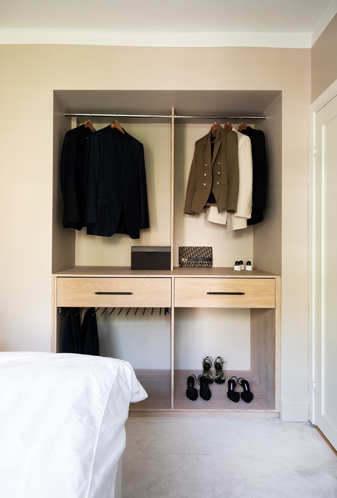 Flott møbelsnekret garderobe bygd inn i veggen. På denne måten tar det ikke av rommet Galleribilde