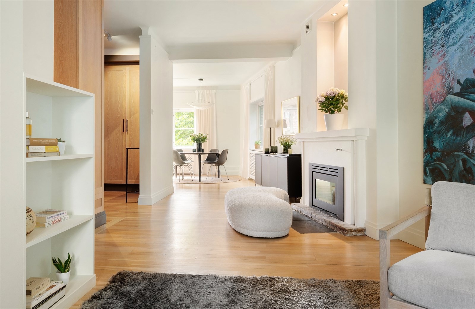 Den åpne løsningen skaper en sosial og hyggelig leiligheten. Galleribilde