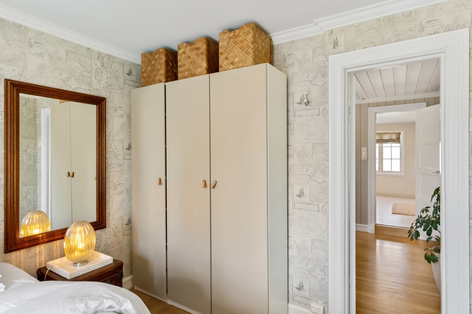 De to øvrige soverommene i denne etasjen er innredet med nyere garderobeskap.