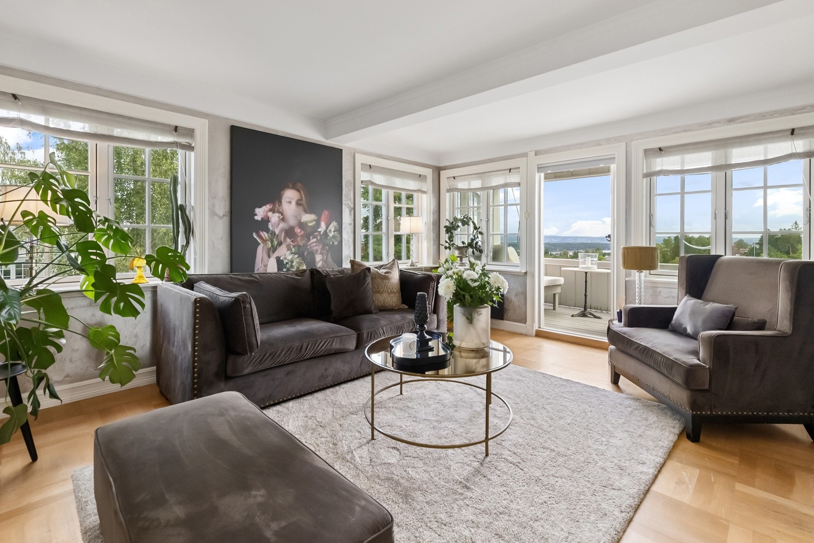 Stuen i andre etasje er lys og trivelig med murt peisovn i det indre hjørnet, samt rikelig med dagslys og flott utsikt fra flere sprossevinduer på to sider.