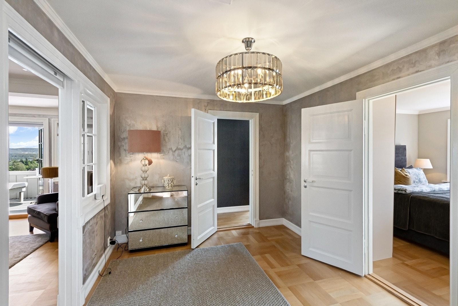 Alle rom har plass til garderober, og det er i tillegg rikelig med lagringsplass i kjellerboder og på et stort, uinnredet loft.