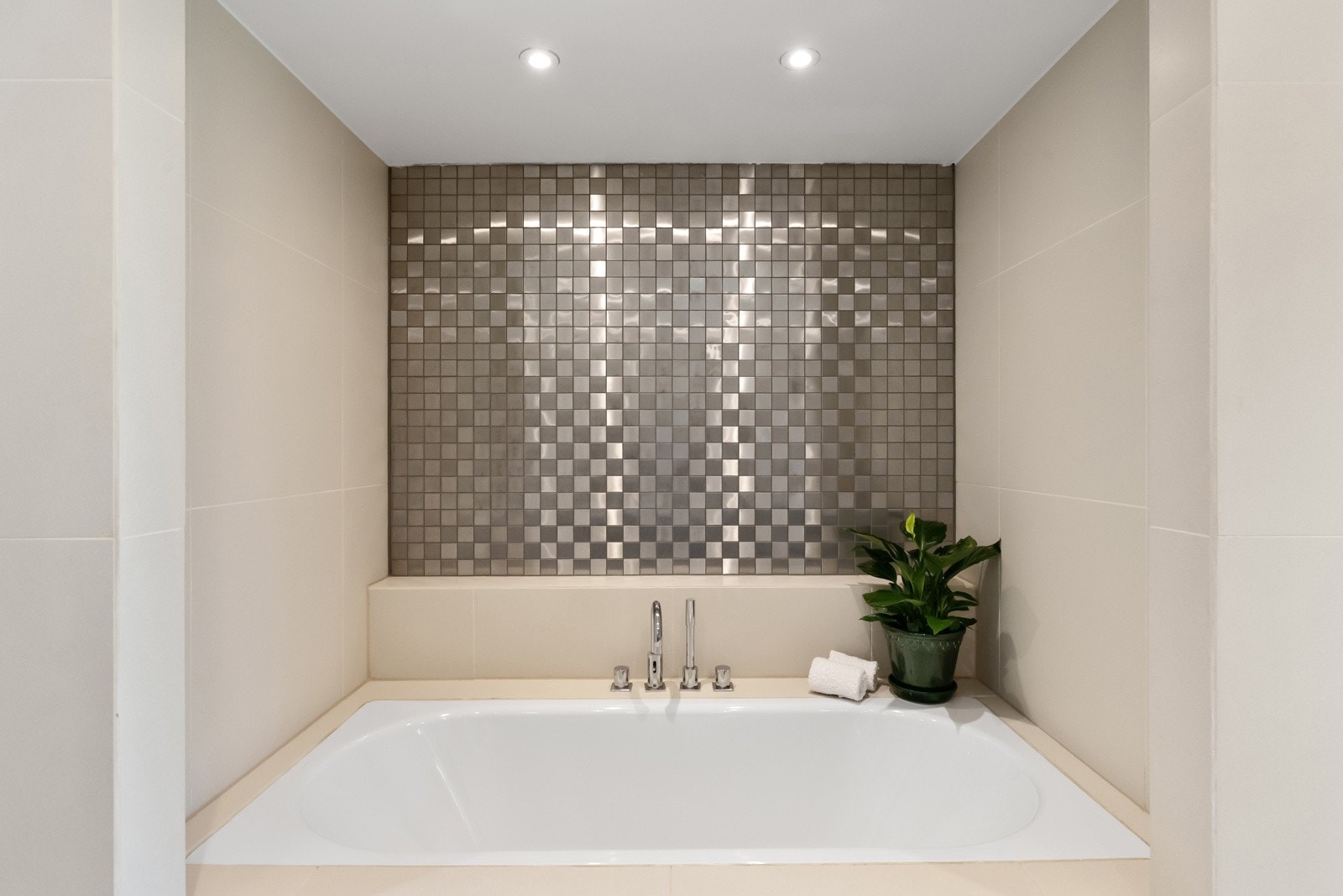 Badet har også et innfliset badekar for ekstra velvære.