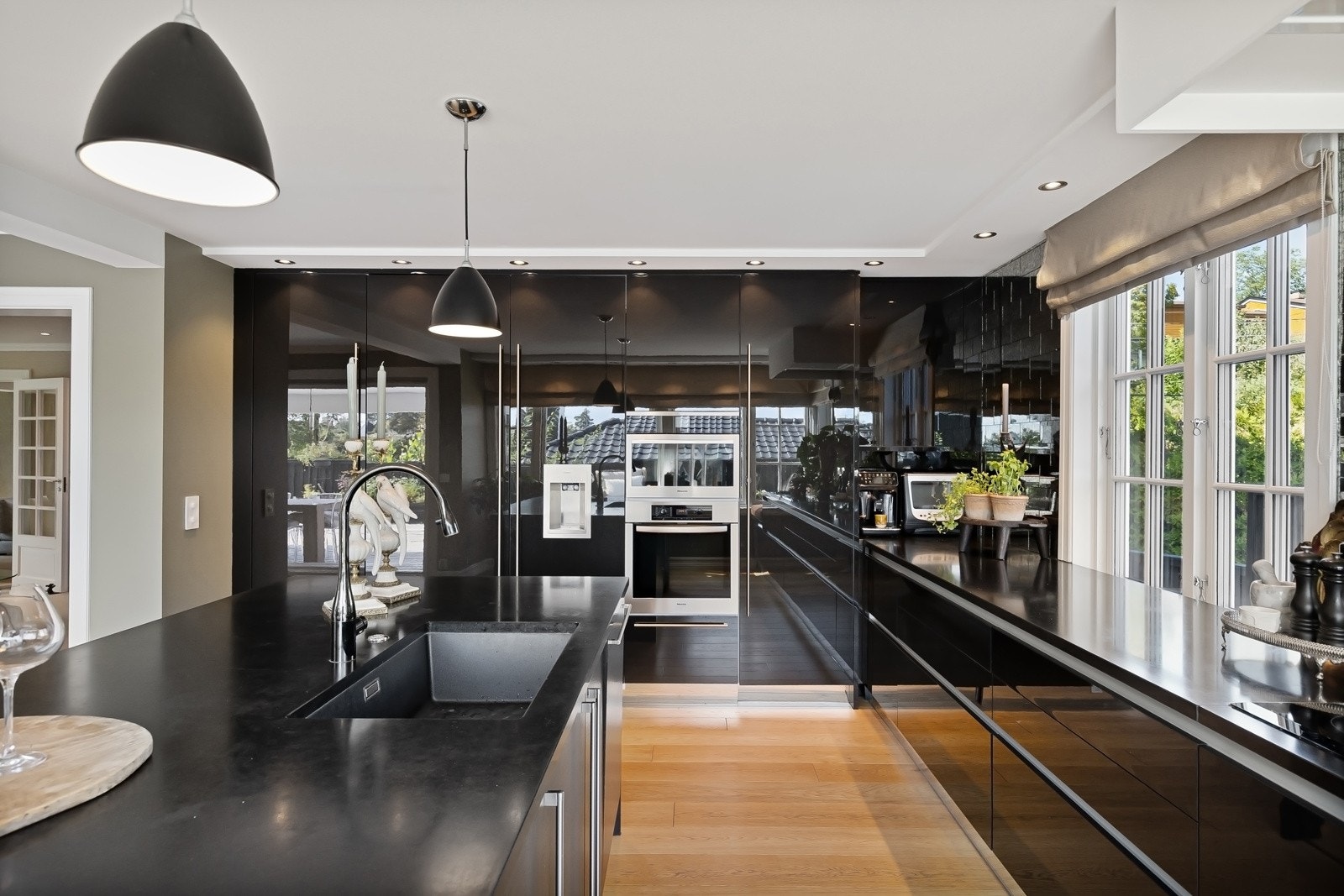 Gode arbeidsflater og mye lagringsplass. Kjøkkenet har kvalitetshvitevarer fra Gaggenau og Miele.