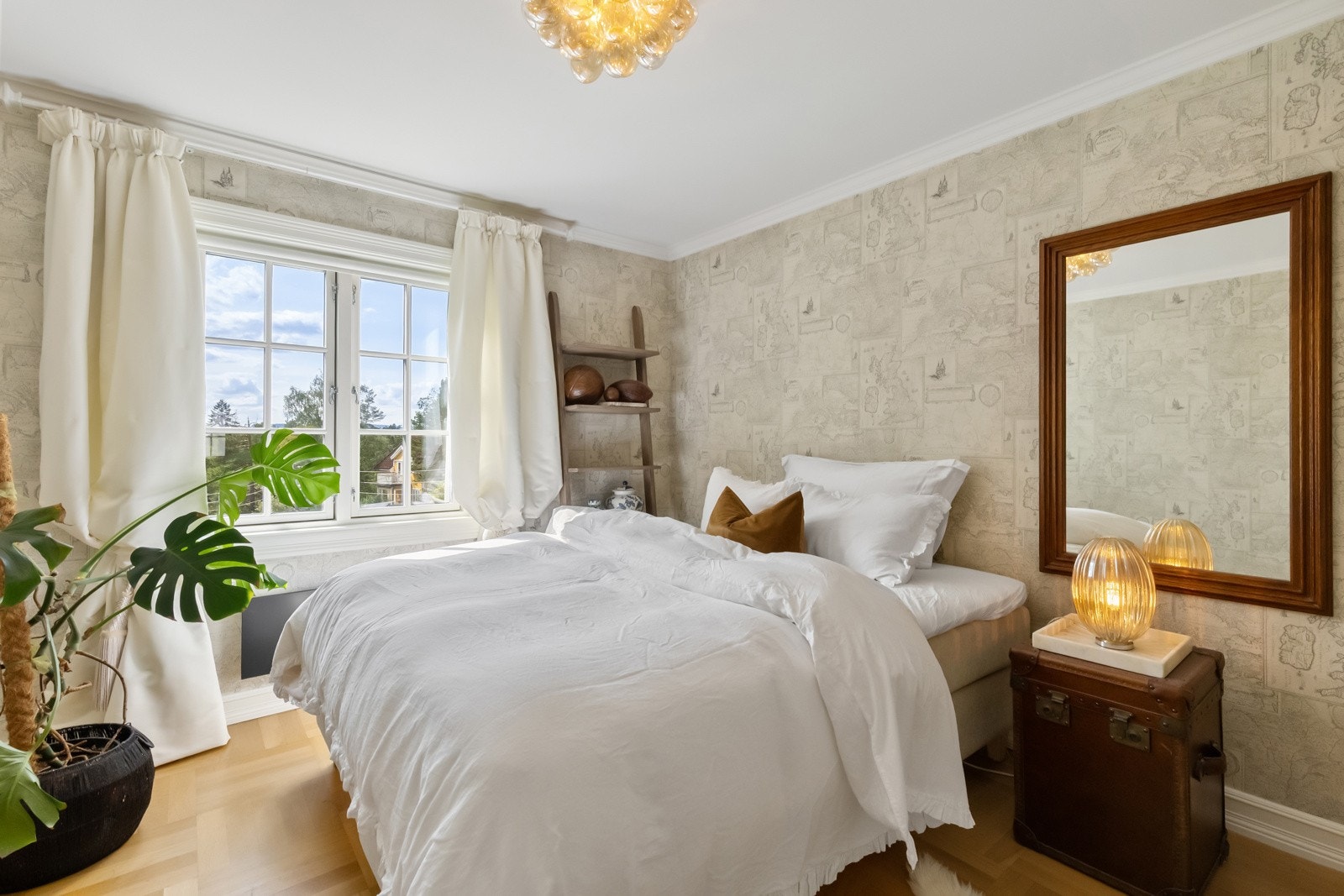 Rommene er av god størrelse og kan innredes etter behov. Ypperlig som barnerom, gjesterom eller kontor.