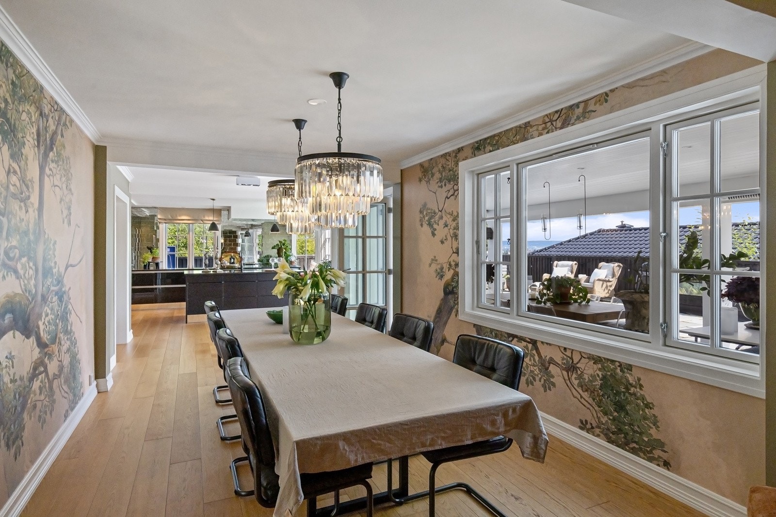 I spisestuesonen er veggene belagt med et nydelig dekortapet fra 2022, og hele rommet har enstavs eikeparkett.