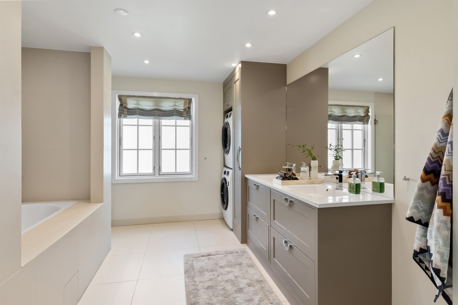 Badet i andre etasje fremstår lyst og delikat, med plassbygd innredning, levert av JH Interiør i 2022.