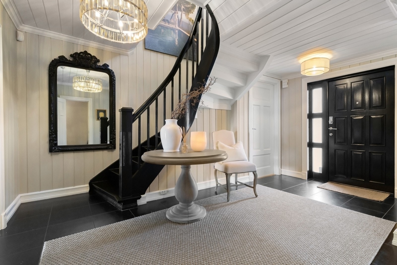 Boligen er holdt i en klassisk stil med både herskapelig og moderne preg.