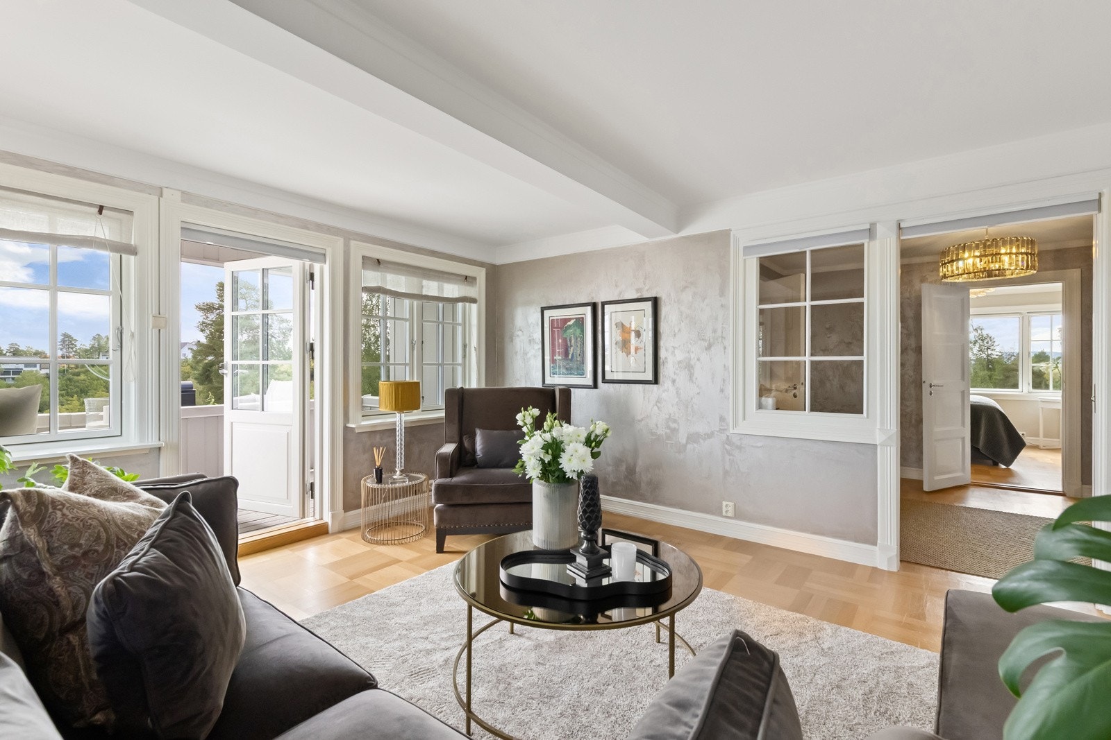 Det romslige arealet har god plass til både sofagruppe og TV-løsning, noe som gir ekstra spillerom i hverdagen. Ved behov kan også stuen fint fungere som et femte soverom.