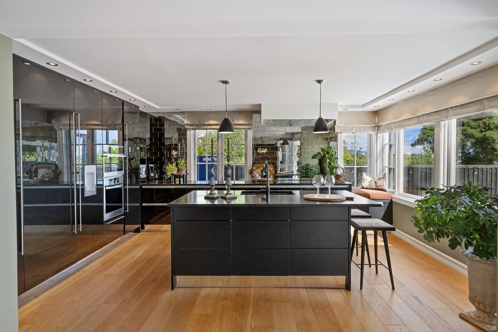 Stort, arbeidsvennlig kjøkken med påkostet innredning fra Crown.