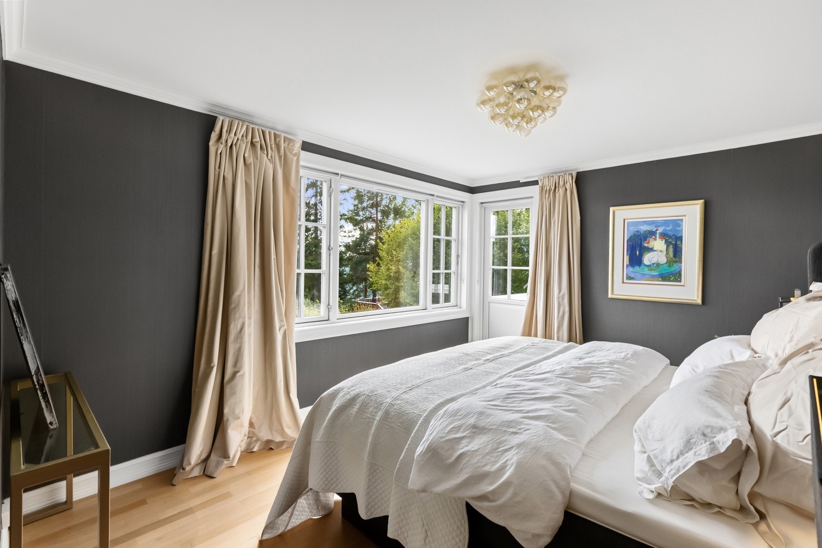 Rommet har egen omkledningsdel, i tillegg til utgang til altan.