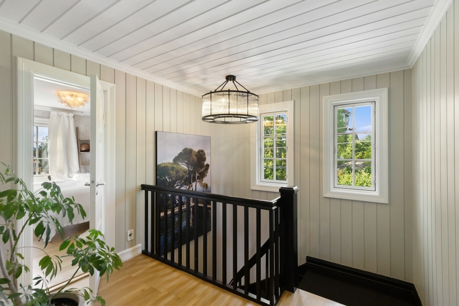 Boligen har fire gode soverom, ett i første etasje og tre i andre etasje.