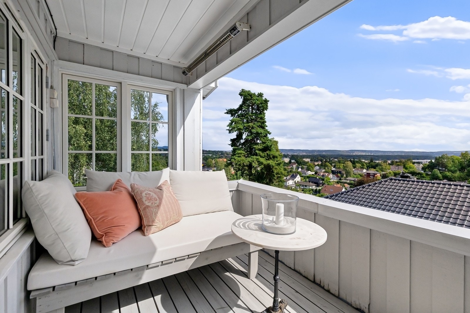 Mot sydøst er det utgang til en lun, overbygd terrasse på ca. 8 kvm, med frisk morgensol, vidstrakt utsikt og glimt av Oslofjorden.