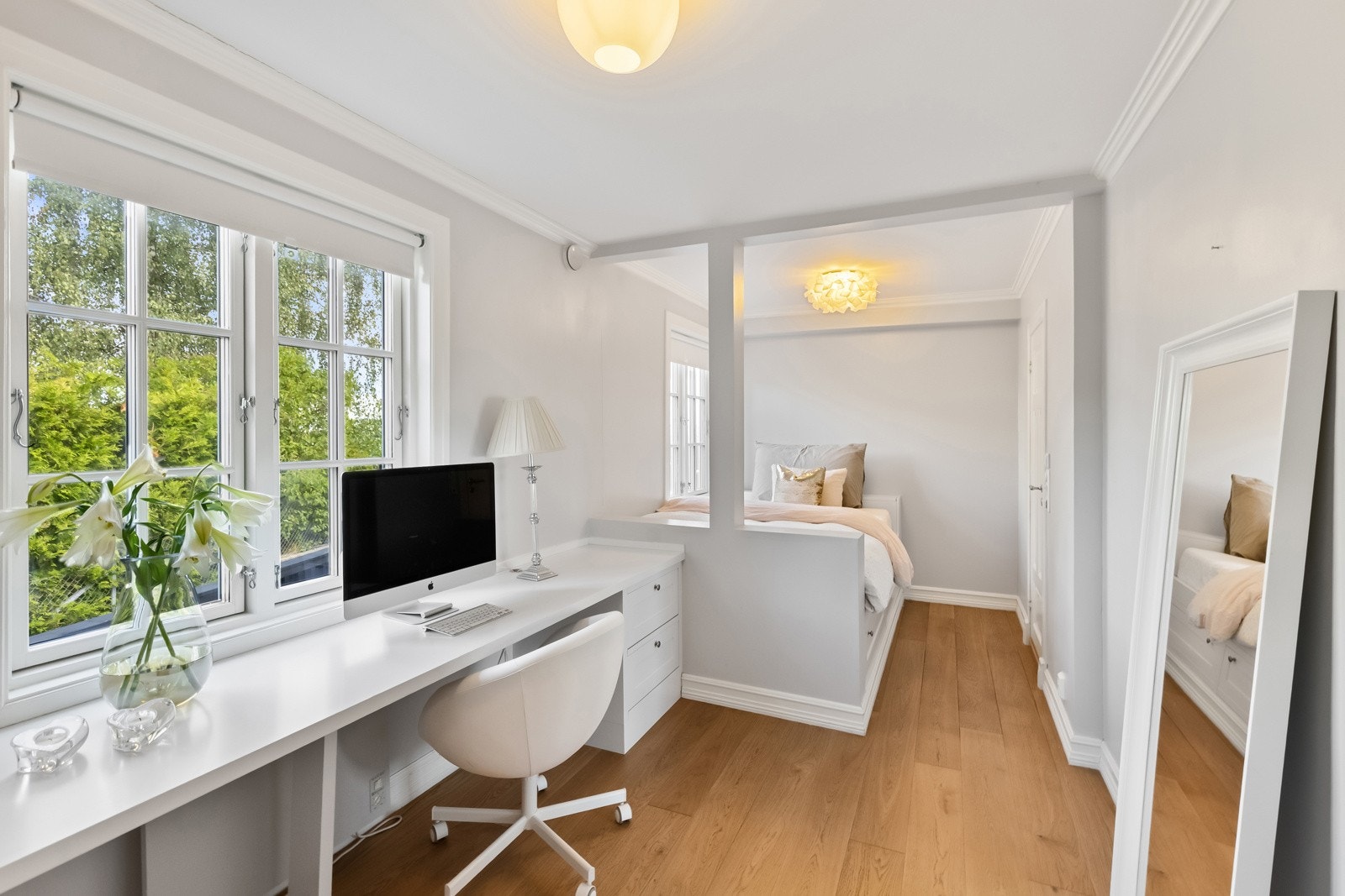 Soverommet nede har et spesialtilpasset garderobeskap, fastmontert arbeidsbenk med skuffeseksjon og en plassbygget seng med sokkelskuffer.