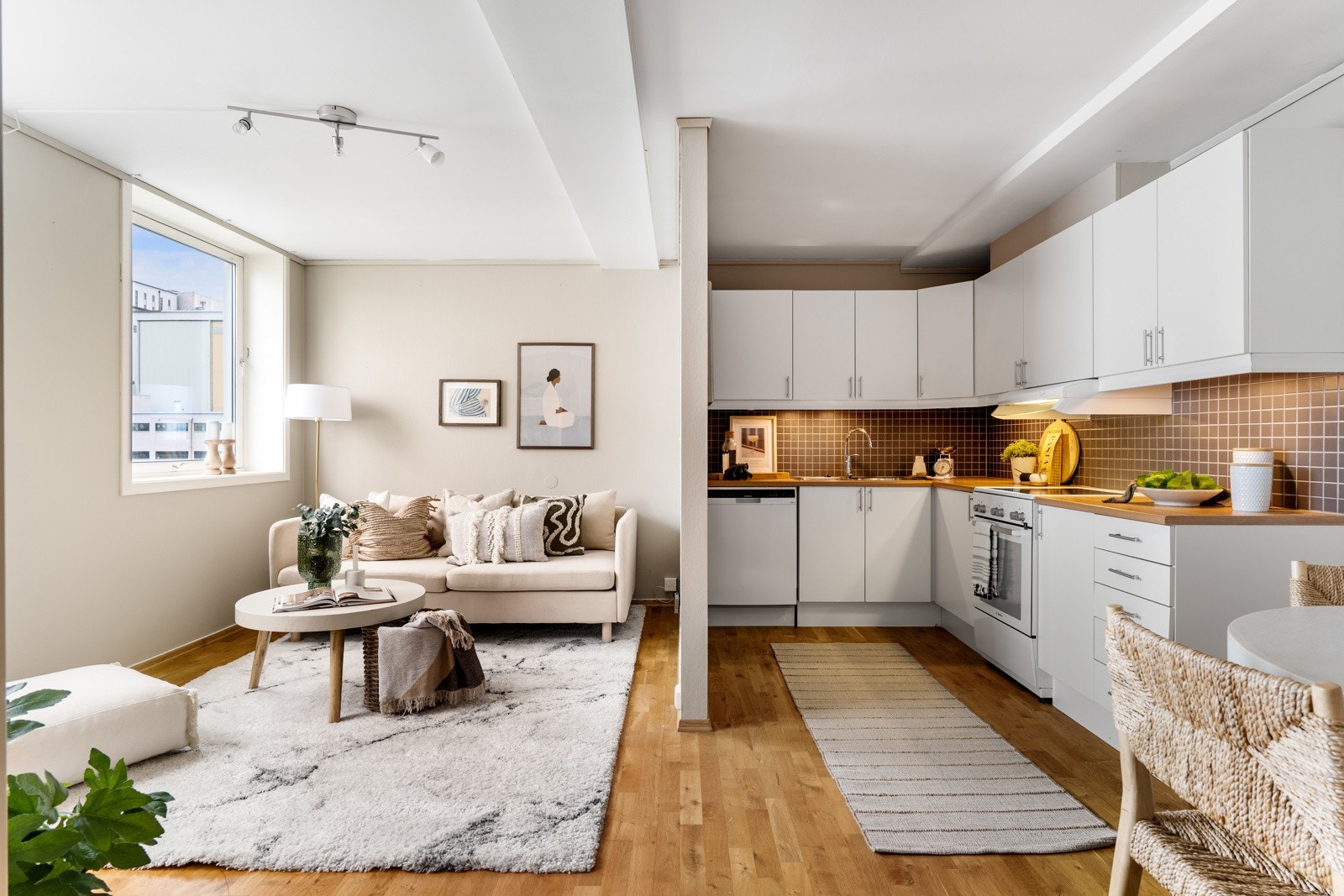 Oppholdsrommet oppleves lys og luftig, med store vindusflater og nymalte vegger i delikate Jotun Soothing beige. Galleribilde