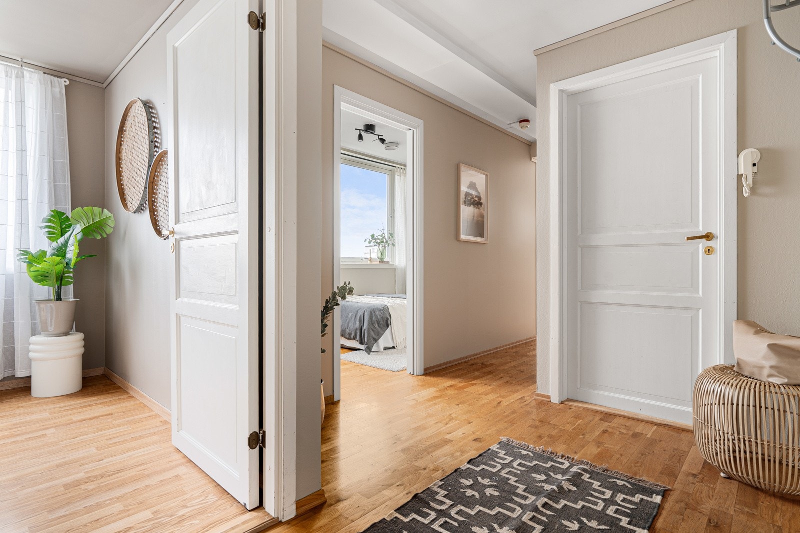 Denne smakfulle leiligheten ligger pent til i 4.etasje og har en gjennomgående god standard. Galleribilde