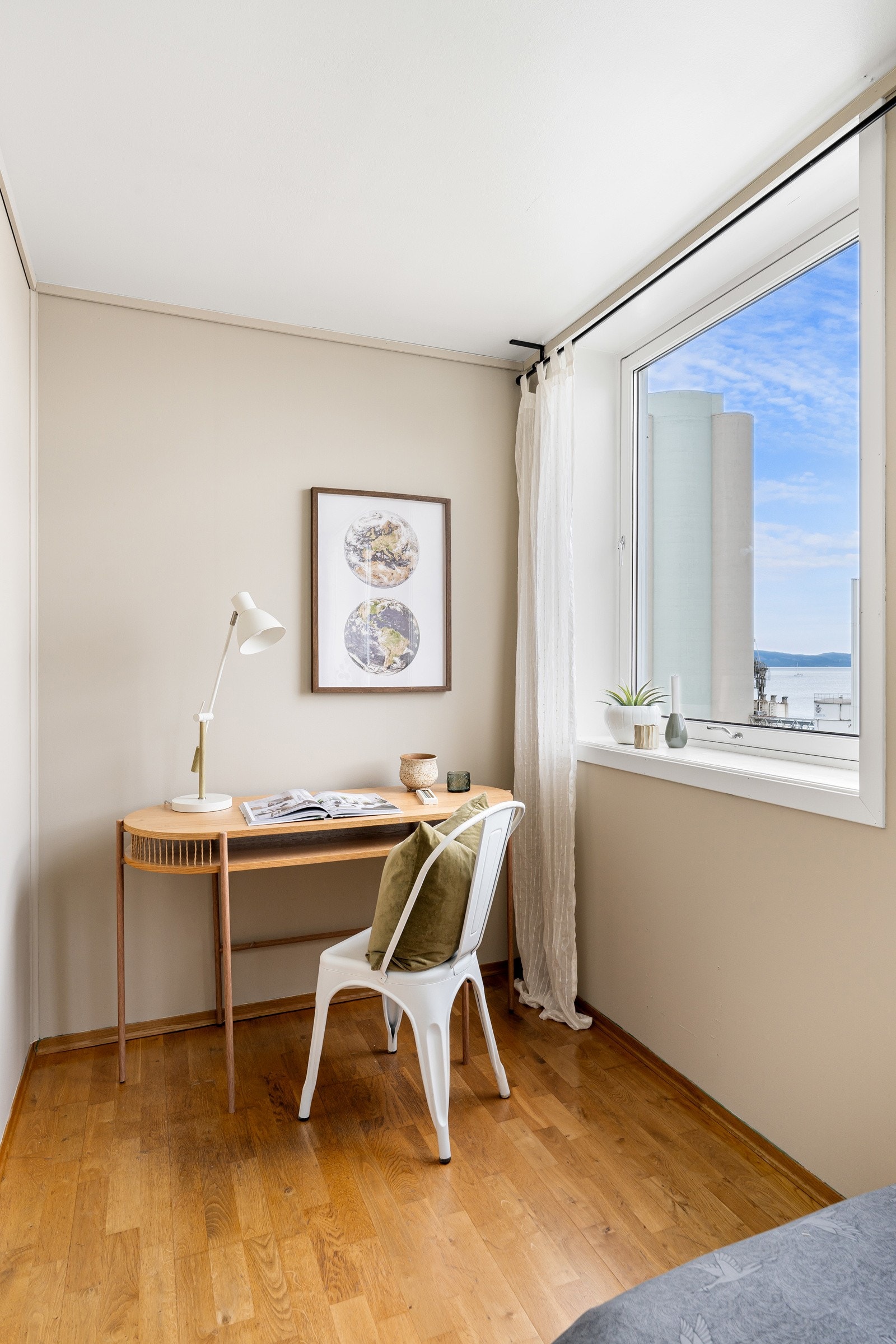 Leiligheten har praktisk lagringsplass i både innvendig og ekstern bod. Galleribilde