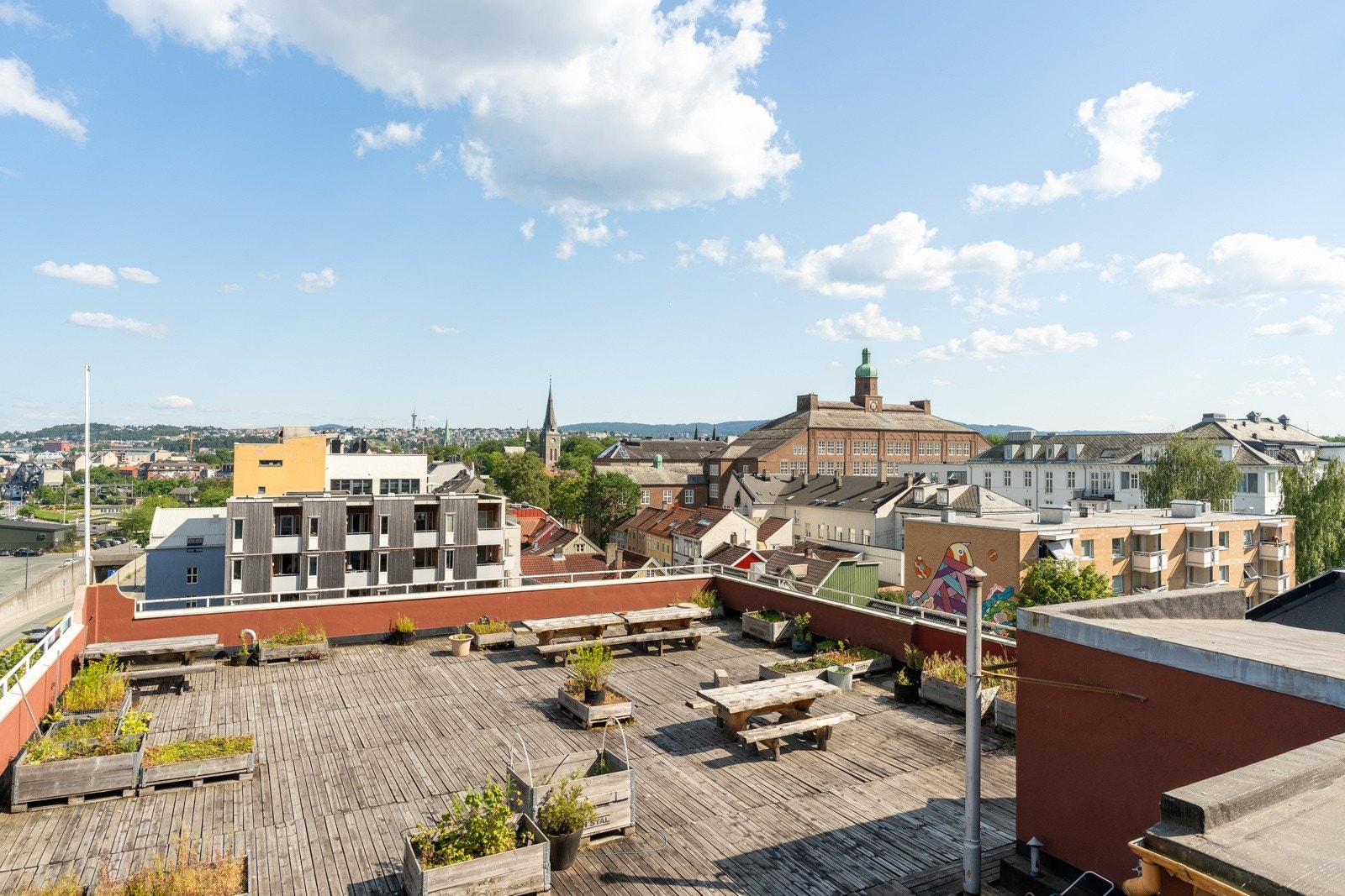 Den imponerende utsikten strekker seg over byen, med Nidarosdomen og Tyholttårnet i sikte. En spasertur på rundt 15 minutter tar deg til bykjernen. Galleribilde
