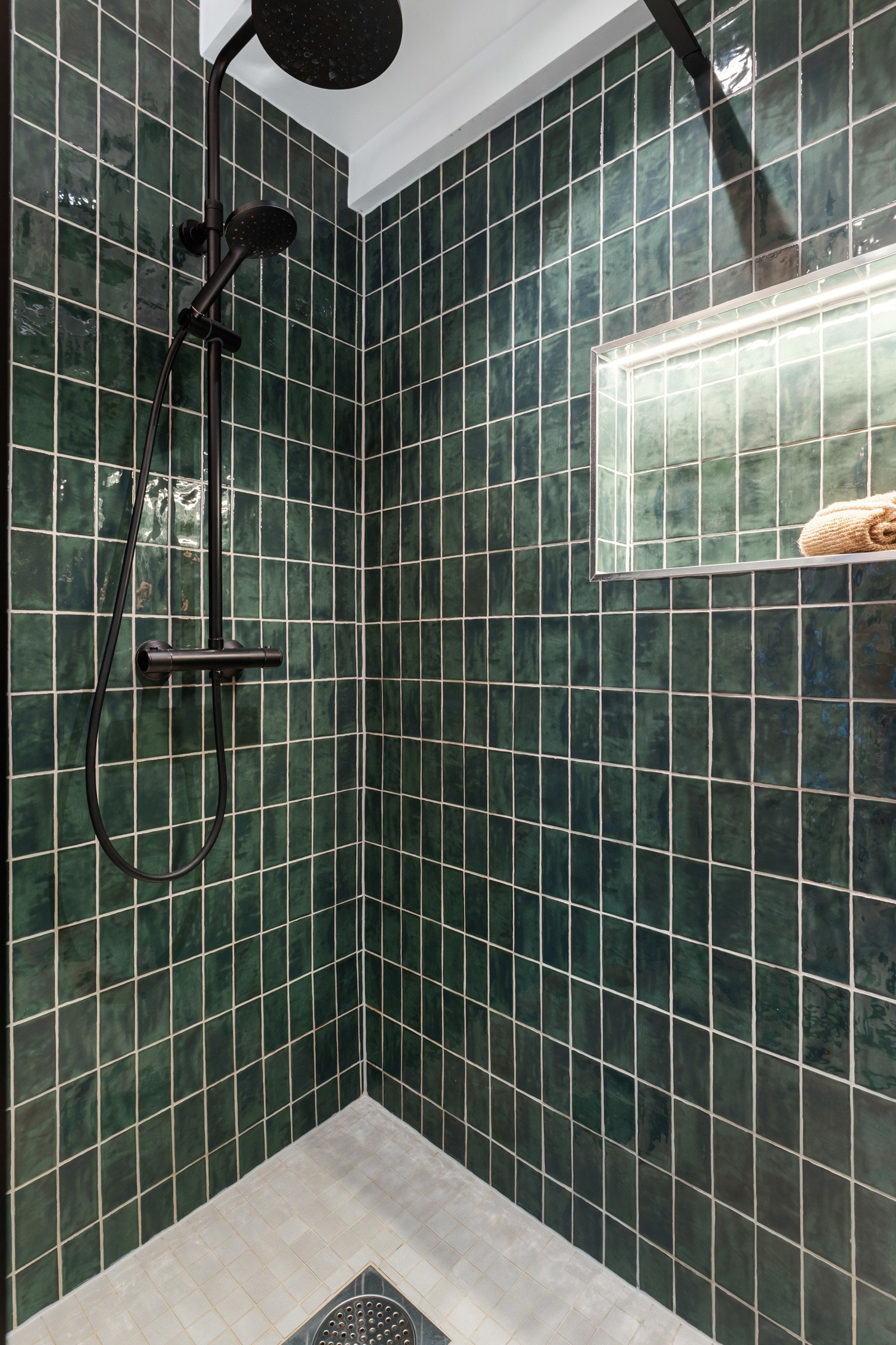 Badet er nøye planlagt med flotte fliser, stilfulle detaljer, og komfortabel gulvvarme. Galleribilde