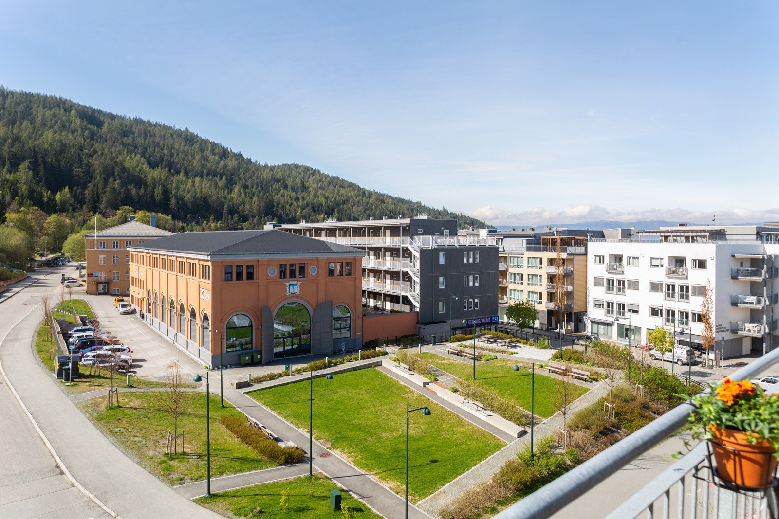 Der er gangavstand til dagligvarebutikker, 3T Ilsvika, bussholdeplass 4 minutter unna og ikke minst Bymarka. Galleribilde