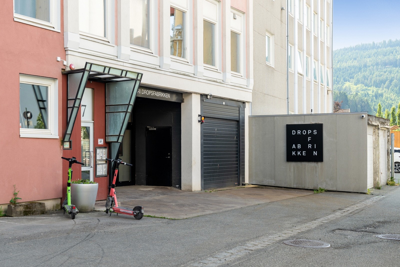 Leiligheten har en enkel adkomst via heis. Det er mulighet for å leie p-plass både utendørs og i felles parkeringskjeller. Galleribilde
