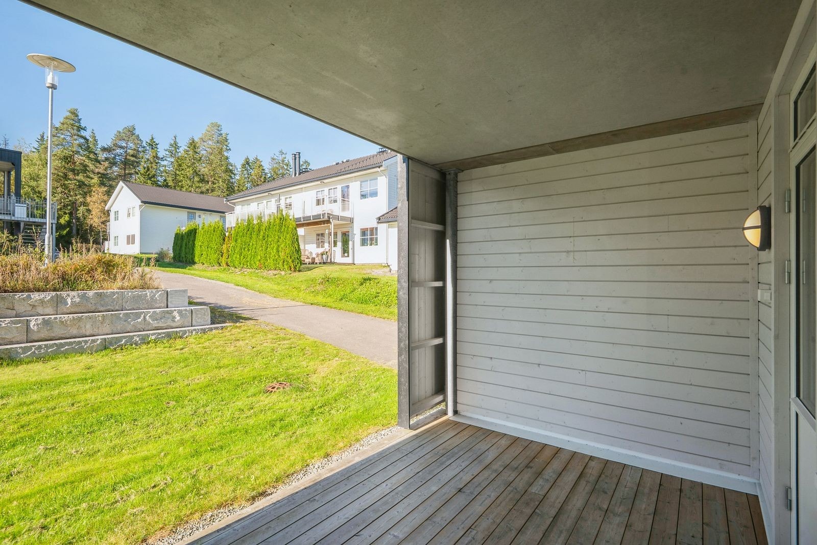 Leiligheten disponerer en koselig markterrasse med grøntareal rett utenfor. Galleribilde