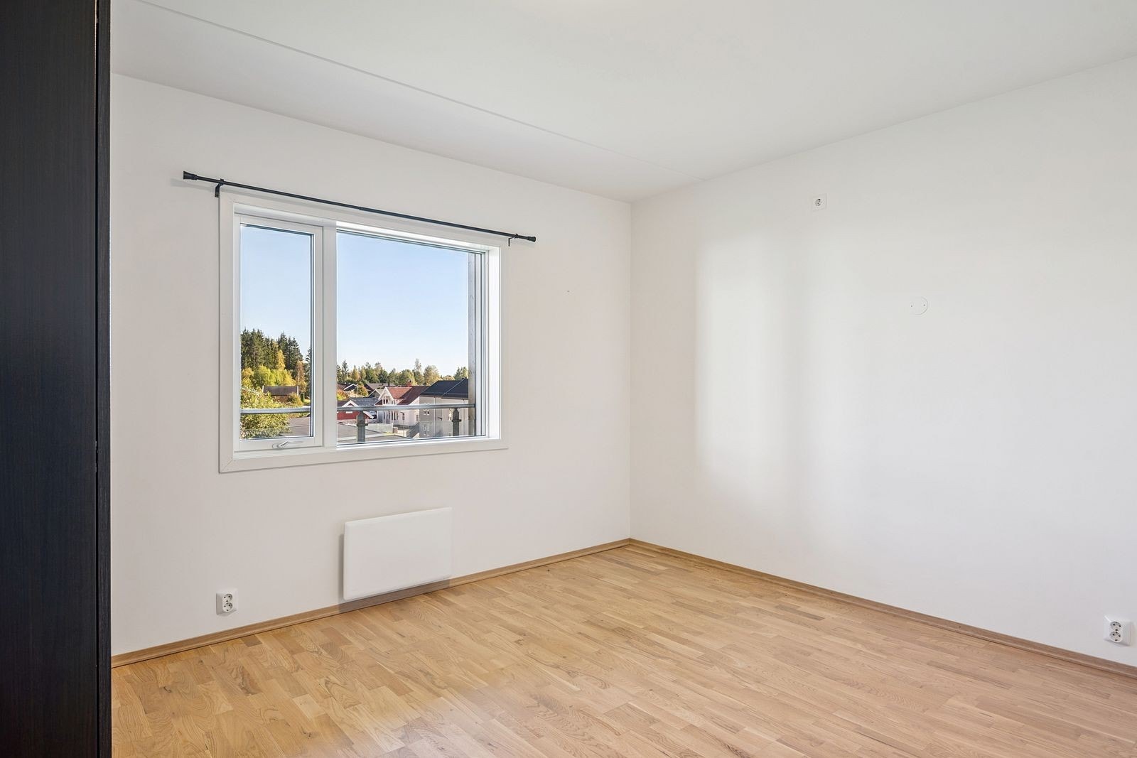 Romslig soverom med plass til dobbeltseng, nattbord og annet tilhørende møblement. Galleribilde