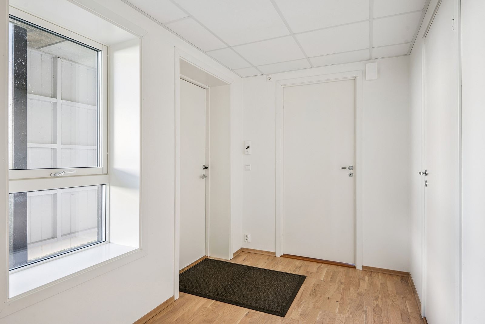 Lys entré med adkomst til alle rom og gode oppbevaringsmuligheter. Galleribilde