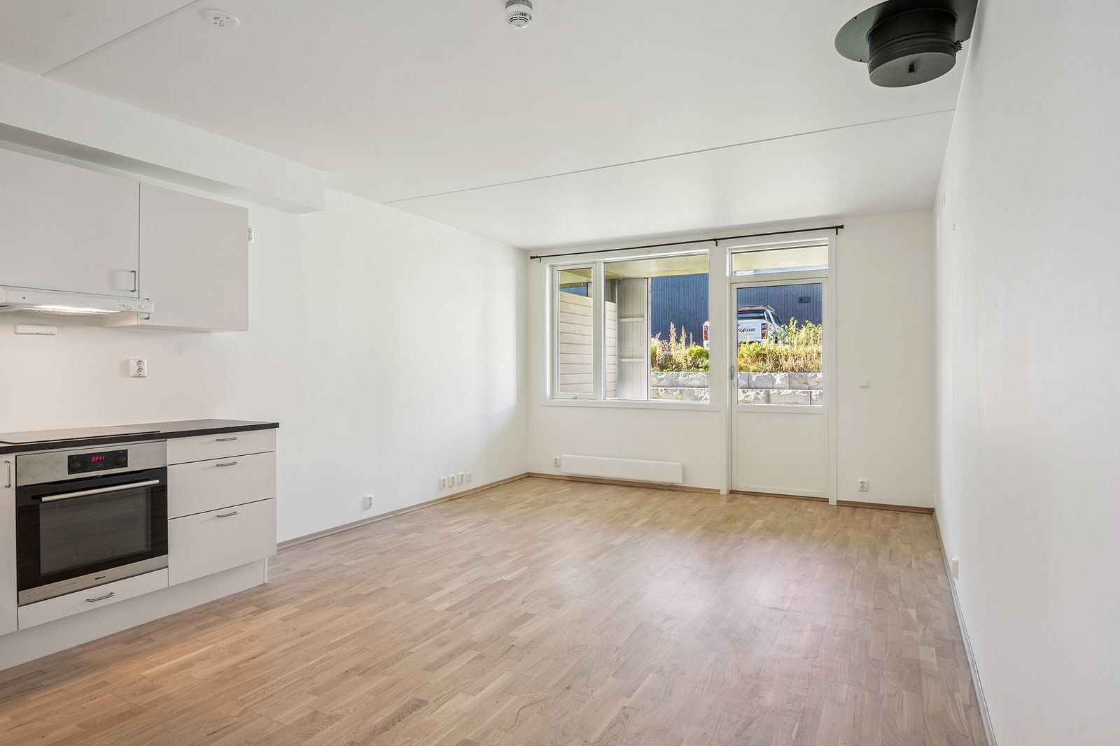 Innbydende stue med åpen løsning mot kjøkkenet og direkte utgang til markterrasse. Galleribilde