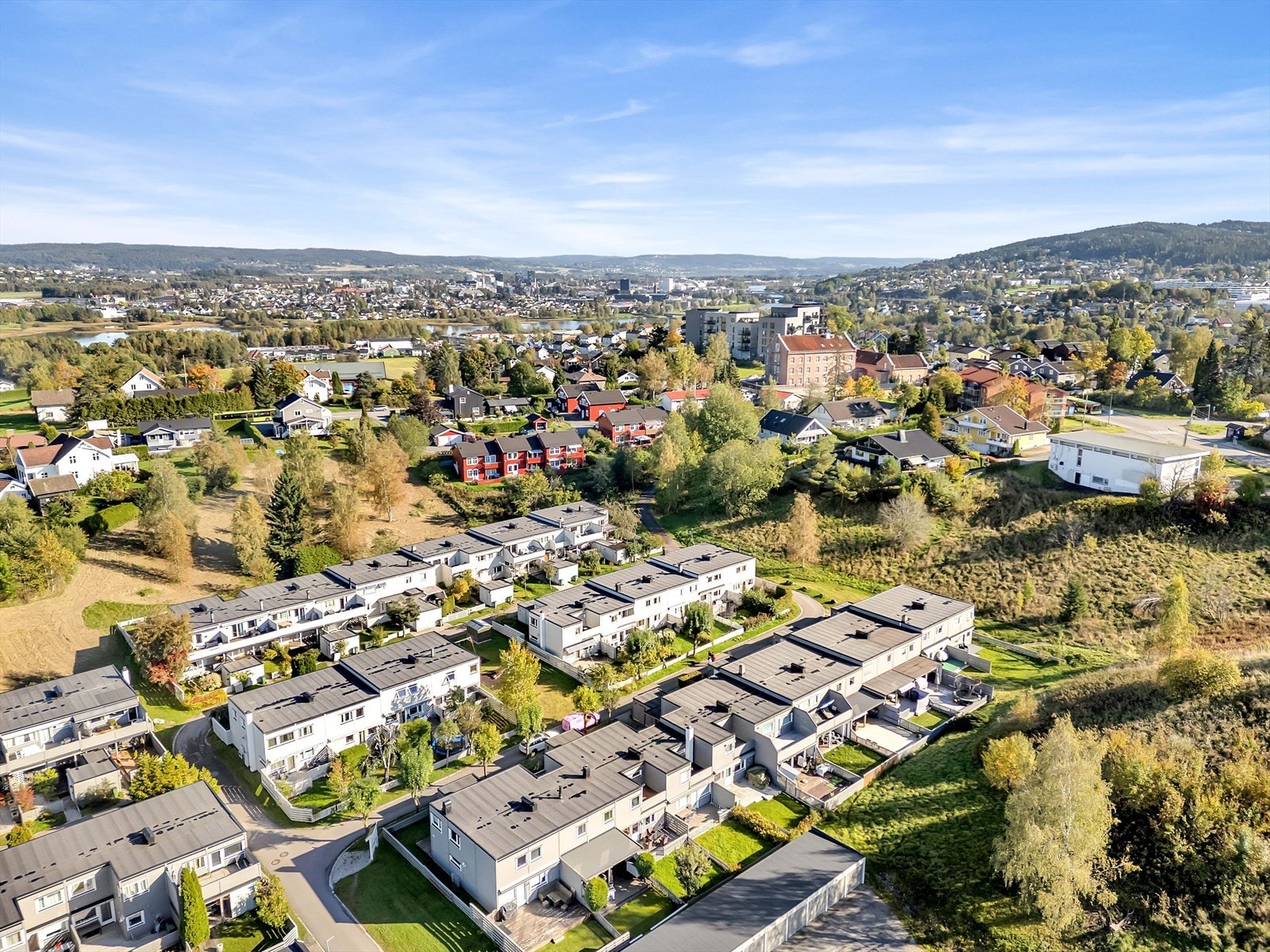 Karisveien ligger sentralt på Skjetten med kort vei til buss, dagligvare, skole og barnehage. Galleribilde