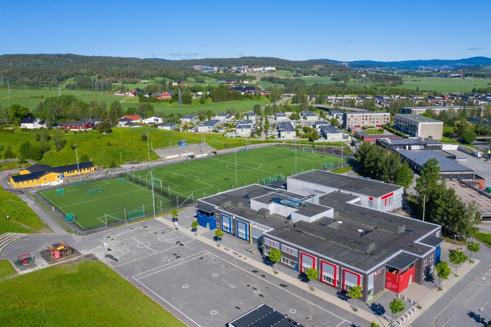 Det er kort gangavstand fra leiligheten til Gjellerås barneskole og Skjetten Stadion. Galleribilde