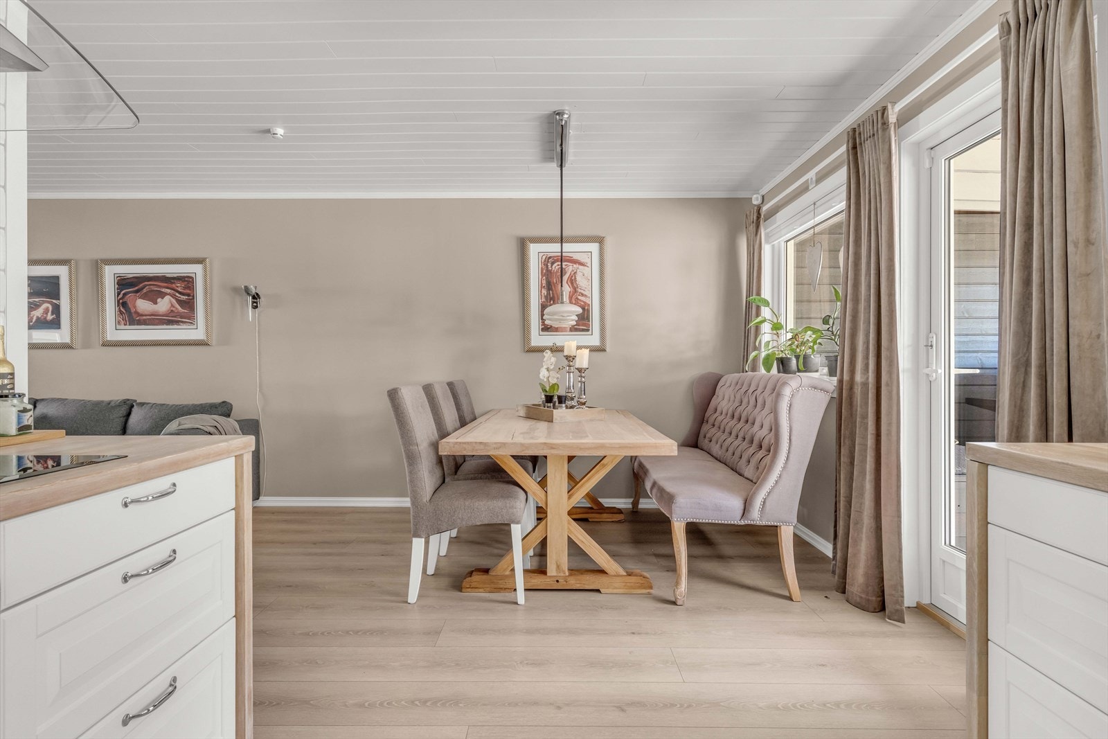 I tilknytning til kjøkkenet er det plass til et stort spisebord med plass til familie og venner. Galleribilde