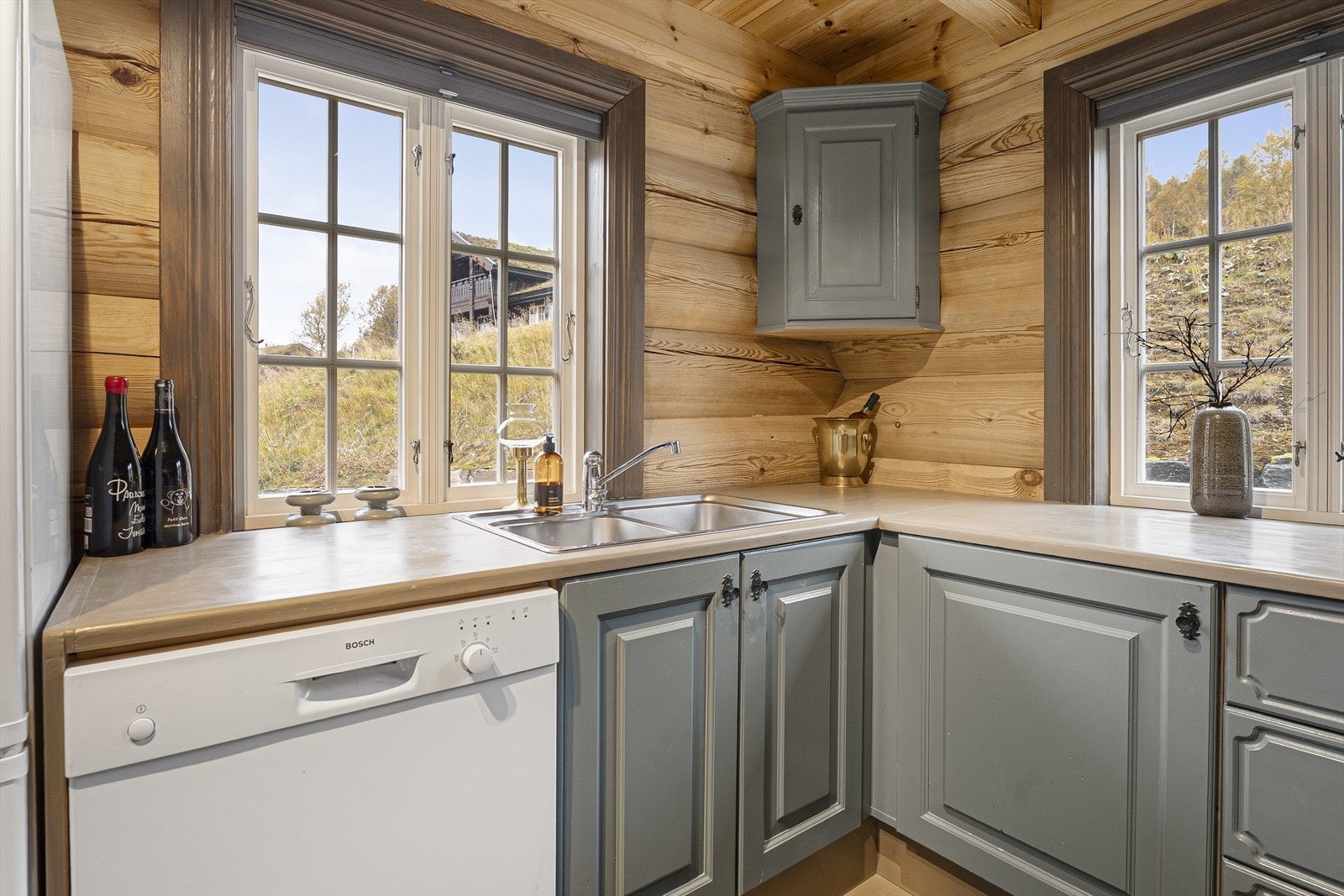 Kjøkkenet har god skap- og benkeplass Galleribilde