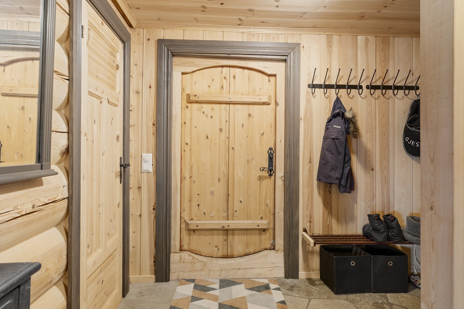 Entré med god plas stil å henge fra seg yttertøy Galleribilde