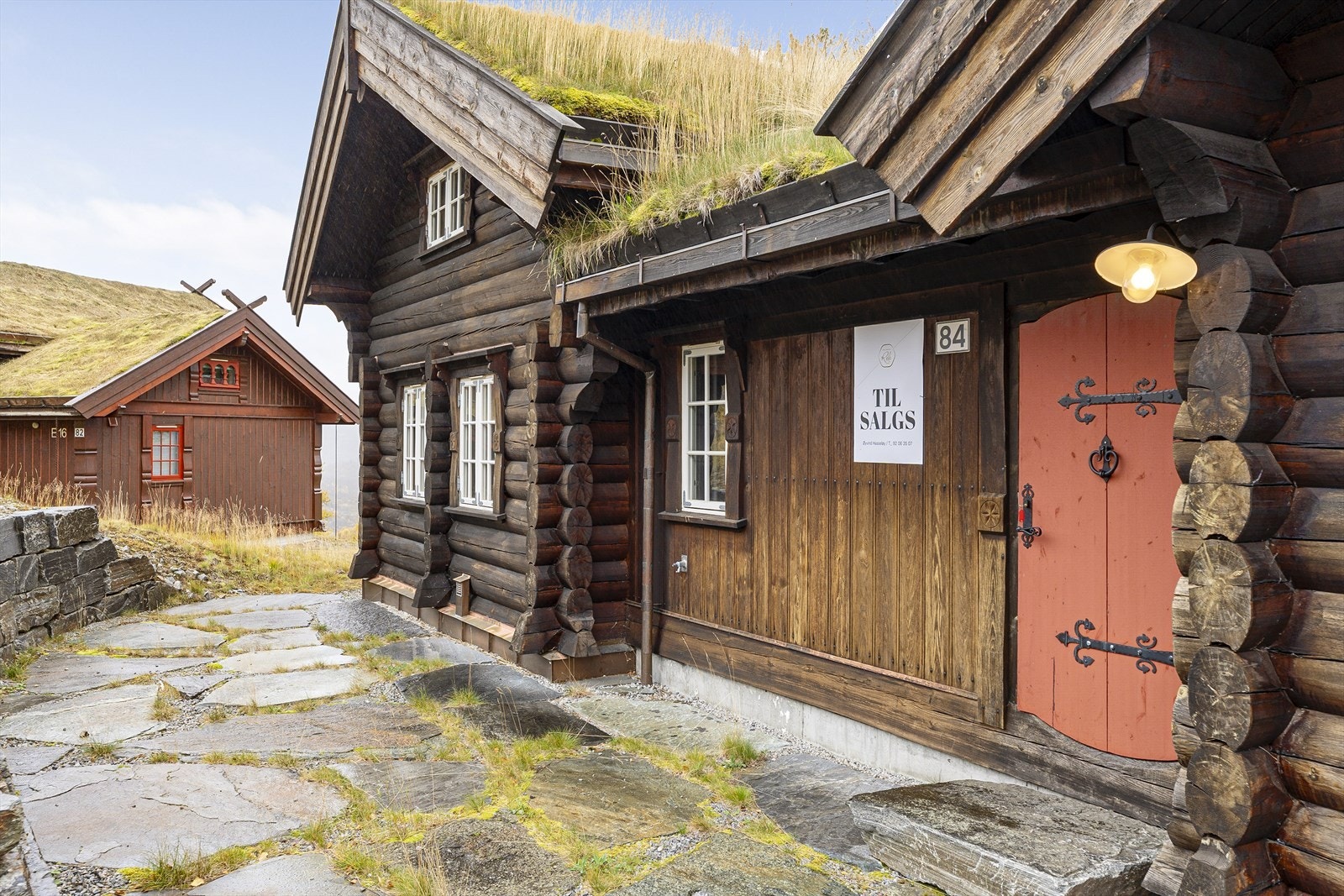 Skiferlagt uterom hvor man kan nyte morgenkaffen i formiddagssolen Galleribilde