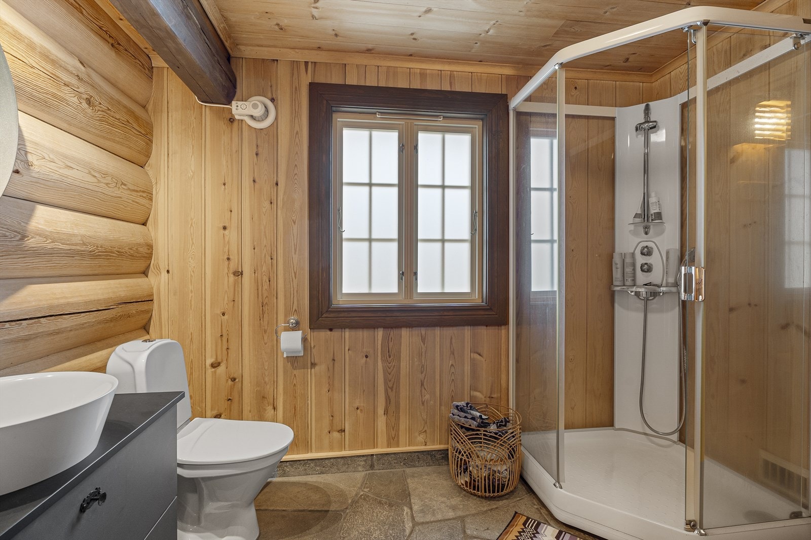 Lekkert bad med skiferlagt gulv med varmekabler Galleribilde