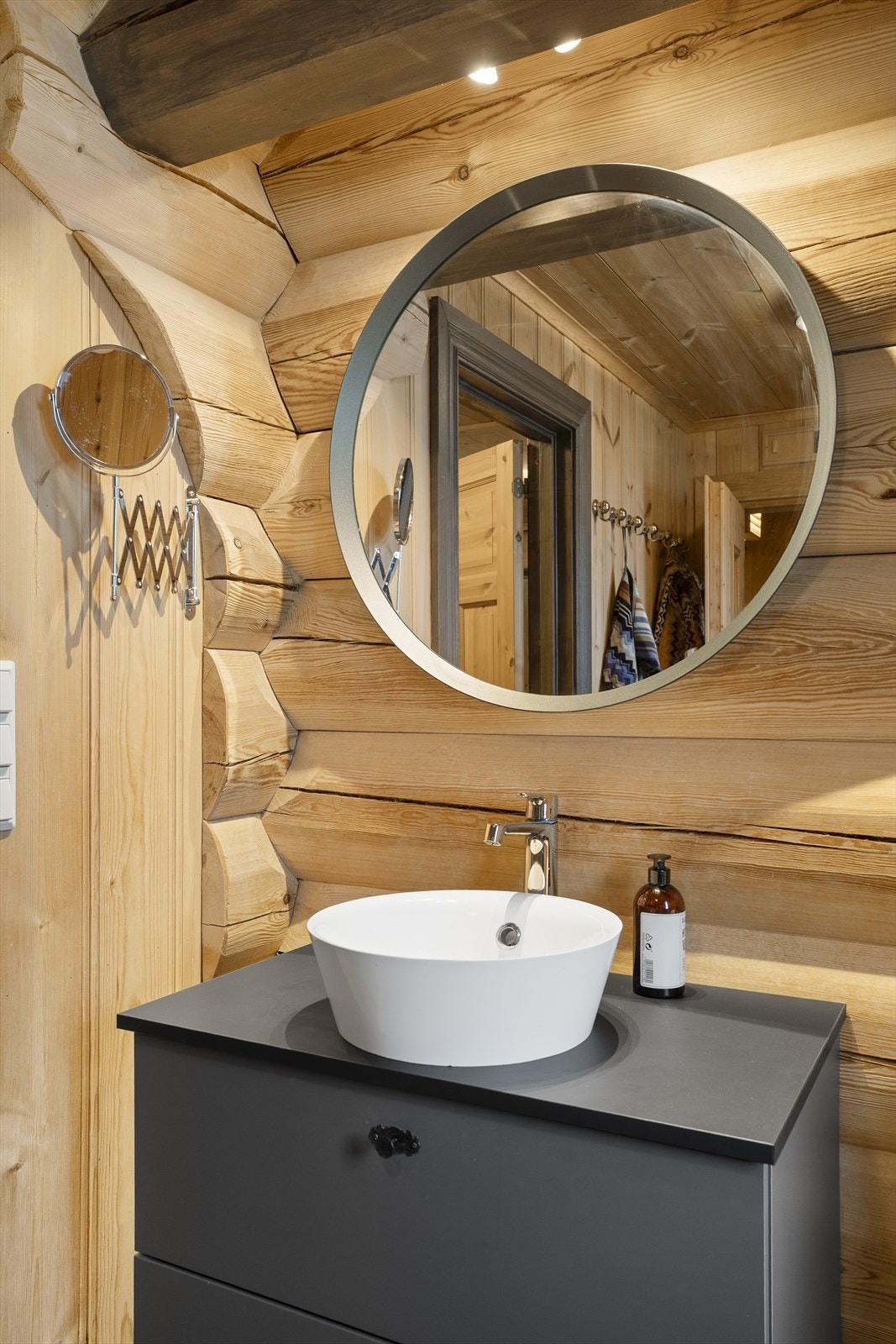 Badet inneholder innredning med servant, toalett og dusjkabinett Galleribilde