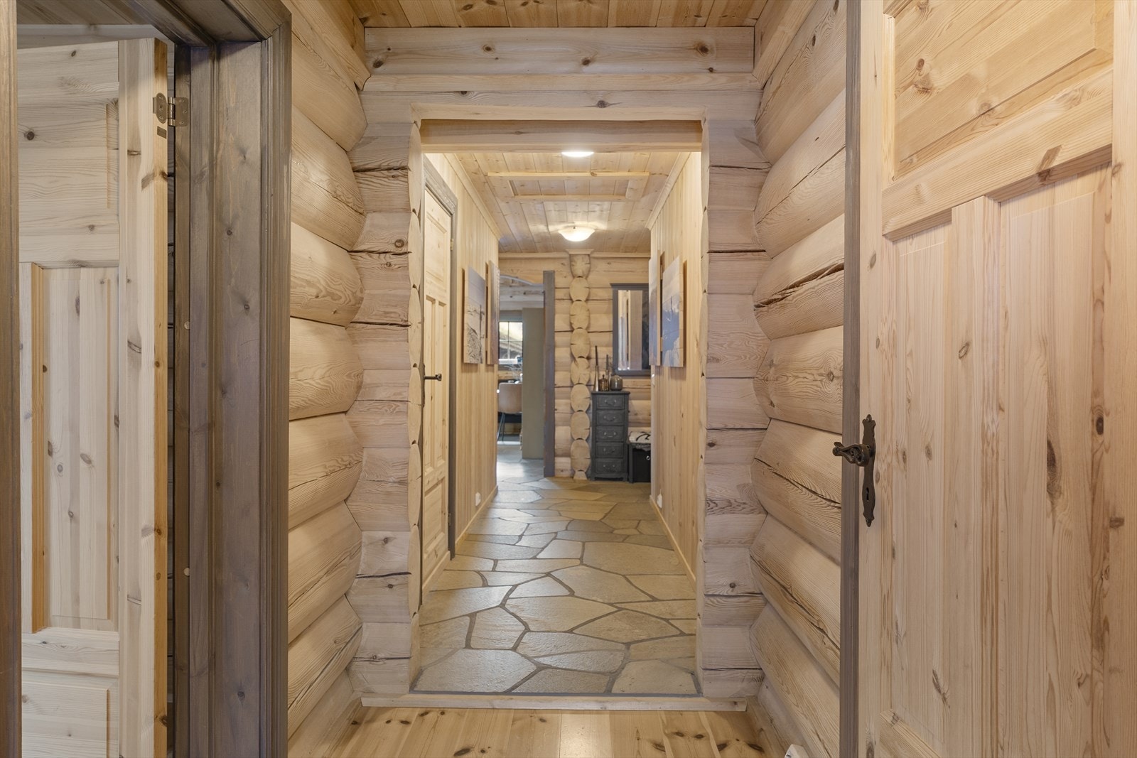 Flott hall med skiferlagt gulv Galleribilde